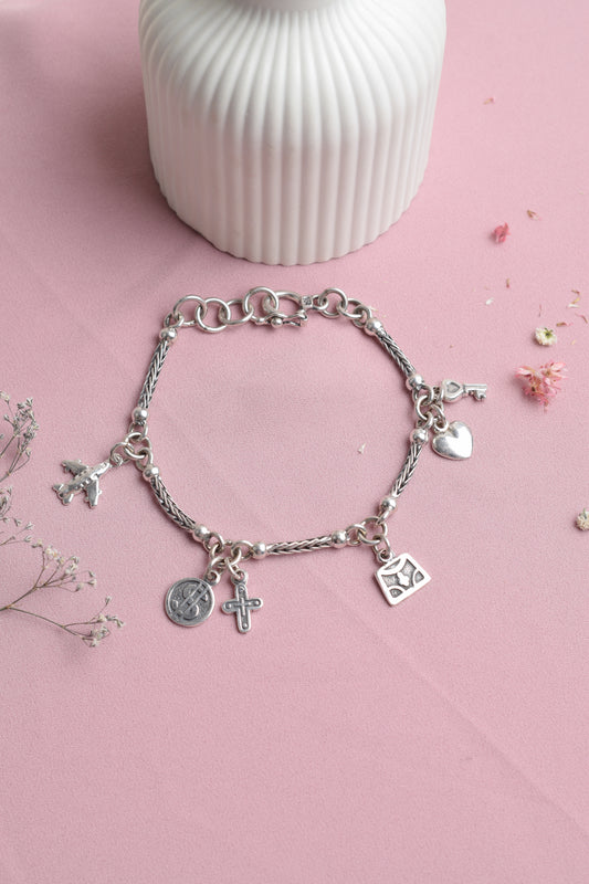 Pulsera con dijes viajera  - Plata quemada