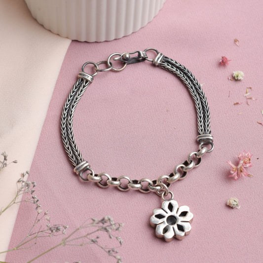 Pulsera con dije de flor encajonada - Plata quemada