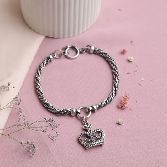 Pulsera con dije corona - Plata quemada