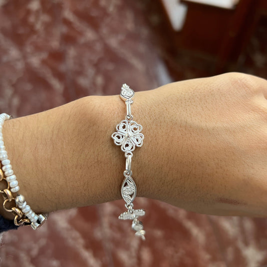 Pulsera flores tejida  -  Plata